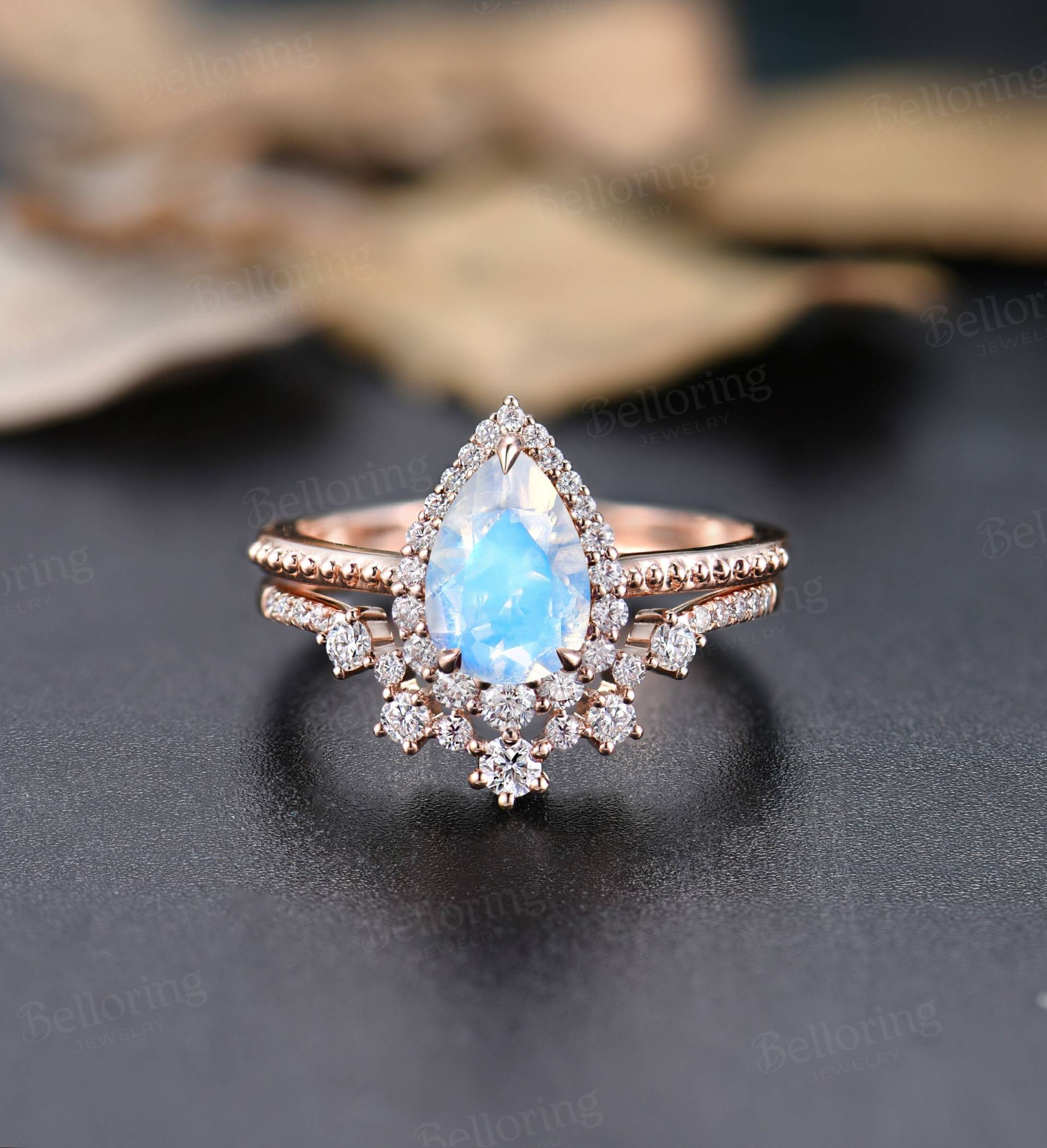 Pear Shaped Mondstein Verlobungsring Set Moissanit Diamant Halo Ringe Art Deco Geschwungene Trauringe Rosegold Jubiläum Braut Set von Belloring