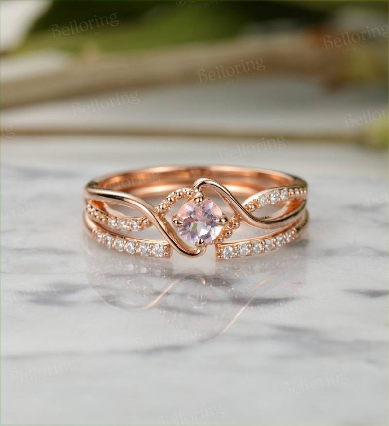 Rosa Morganit Verlobungsring Set Vintage Art Deco Diamant Eheringe Roségold Twisted Unendlichkeitsring Jahrestag Versprechen Braut-Set von Belloring