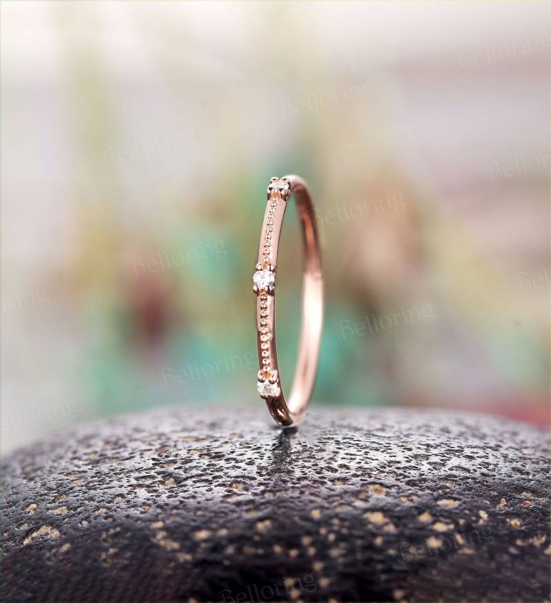 Rosegold Diamant Ehering Vintage Art Deco Halbe Eternity Band Antike Zierliche Stapeln Passende Ringe Unikat Milgrain Jahrestag Ring von Belloring