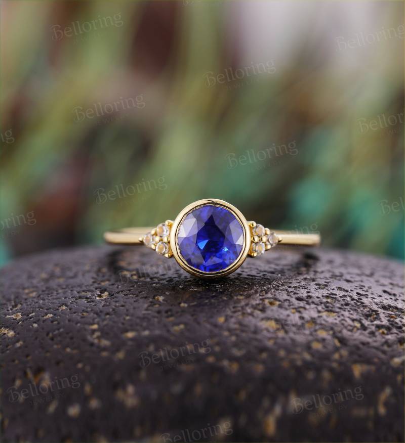 Runde Saphir Verlobungsring Gelbgold Art-Deco-Topas Eheringe Lünette Gesetzt Vintage September Geburtsstein Jubiläum Versprechensring von Belloring