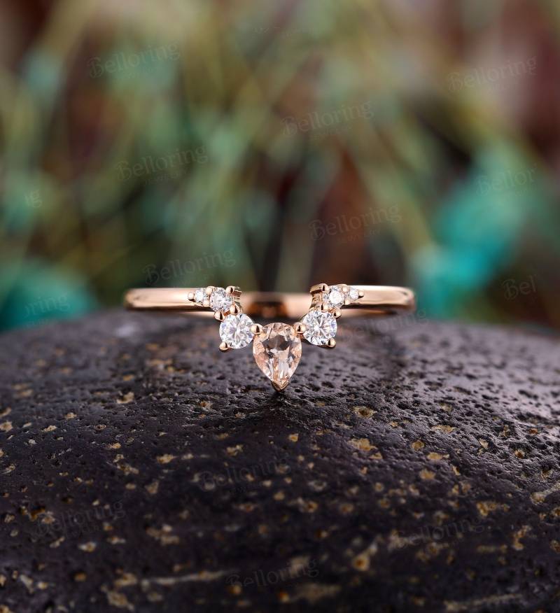 Tropfenförmiger Ehering Gebogen Aus Morganit Roségold Chevron Vintage Moissanit Passender Verlobungsring von Belloring