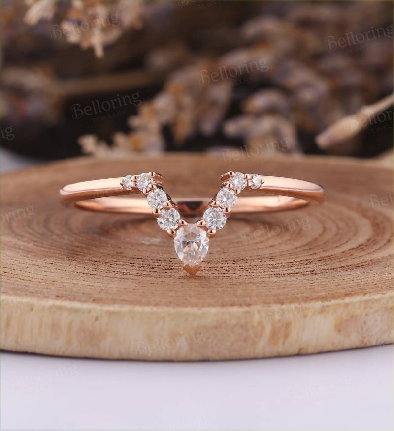 Tropfenförmiger Moissanit Ehering Roségold Chevron Stapeln Bands Vintage Passender Ring Einzigartige Versprechen Jahrestag Ringe von Belloring