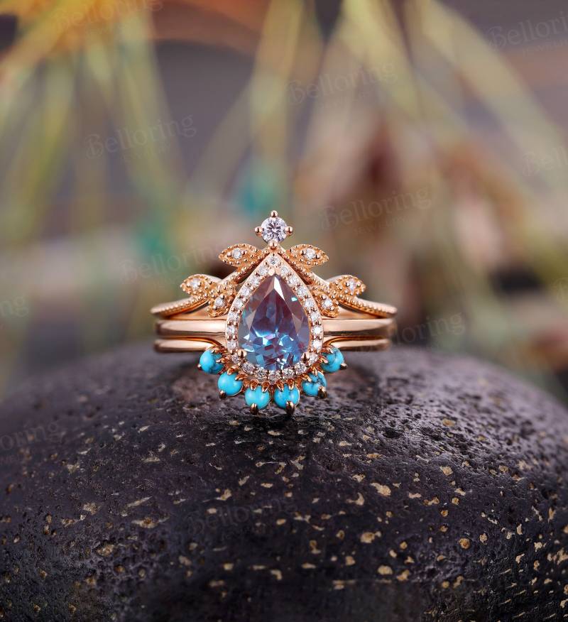 Vintage Alexandrit Verlobungsring Set - Antiker Türkisfarbener Ehering in Rosegold | Diamant Gesetzt Birne Versprechen Ring von Belloring