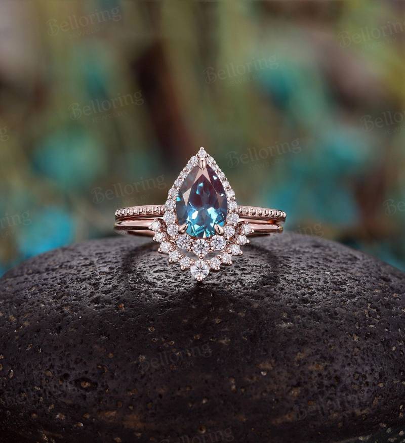 Vintage Birne Alexandrit Verlobungsring Set - Rosegold Diamant Moissanite Halo Ring | Geschwungener Ehering Luxus Braut Versprechen von Belloring