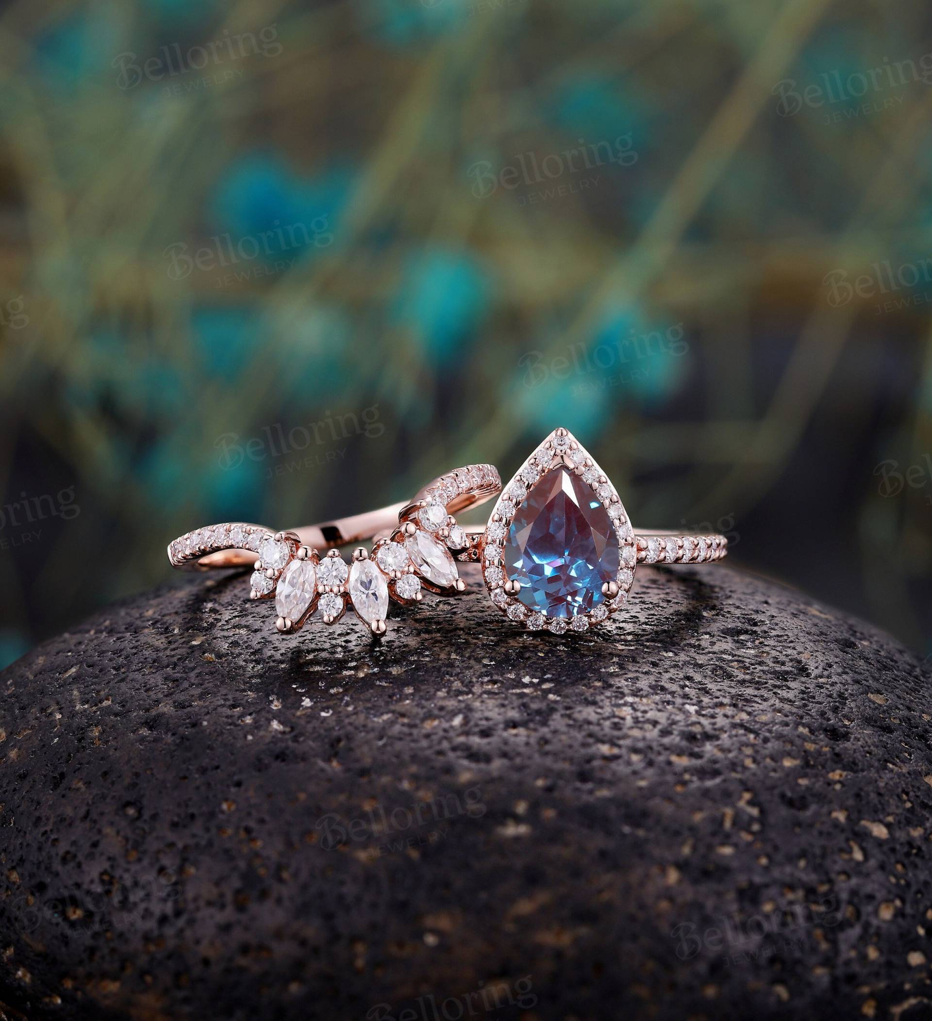 Vintage Birnenförmige Alexandrit Verlobungsring Set Rose Gold Moissanite Diamant Halo Ringe Art Deco Einzigartige Braut Jubiläumsring von Belloring