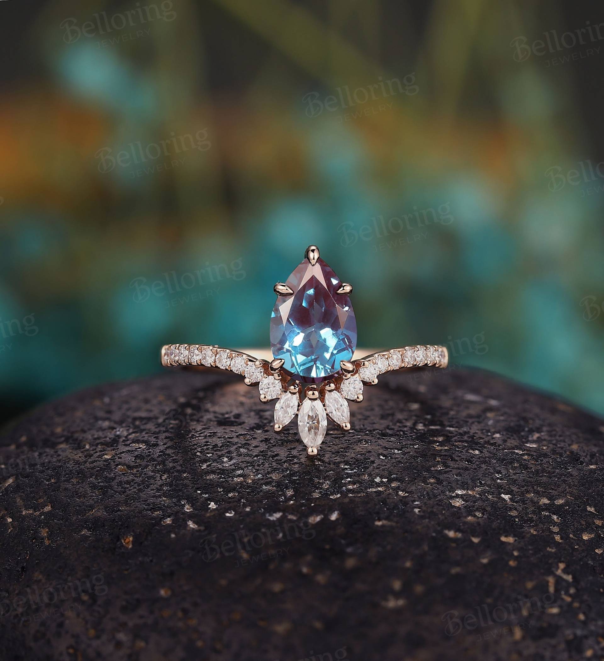 Vintage Birnenförmiger Alexandrit Verlobungsring Einzigartiger Rosegold Moissanite Ring Art Deco Marquise Diamant Brautring Antiker Versprechenring von Belloring