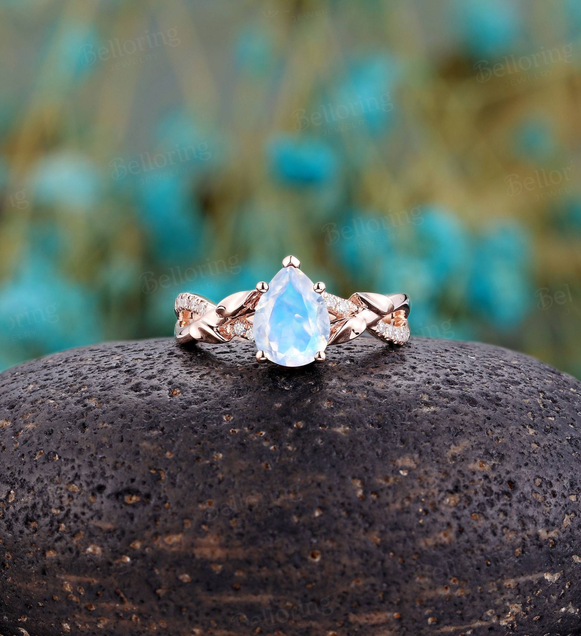 Vintage Birnenförmiger Mondstein-Verlobungsring Einzigartiger Gedrehter Ring Art-Deco-Diamantring Halbe Ewigkeit Versprechen Jahrestagsring von Belloring