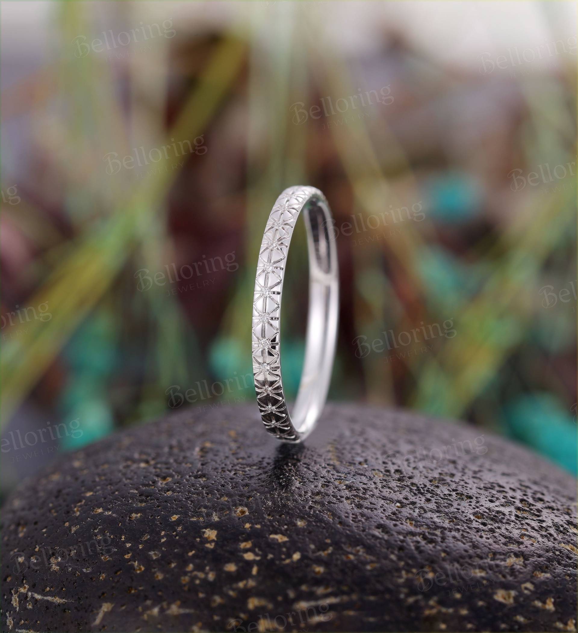 Vintage Diamant Ehering Weißgold Art-Deco Voll Ewigkeit Gravierte Bänder Antike Dainty Stapelband Versprechen Jubiläum Passendes Band von Belloring