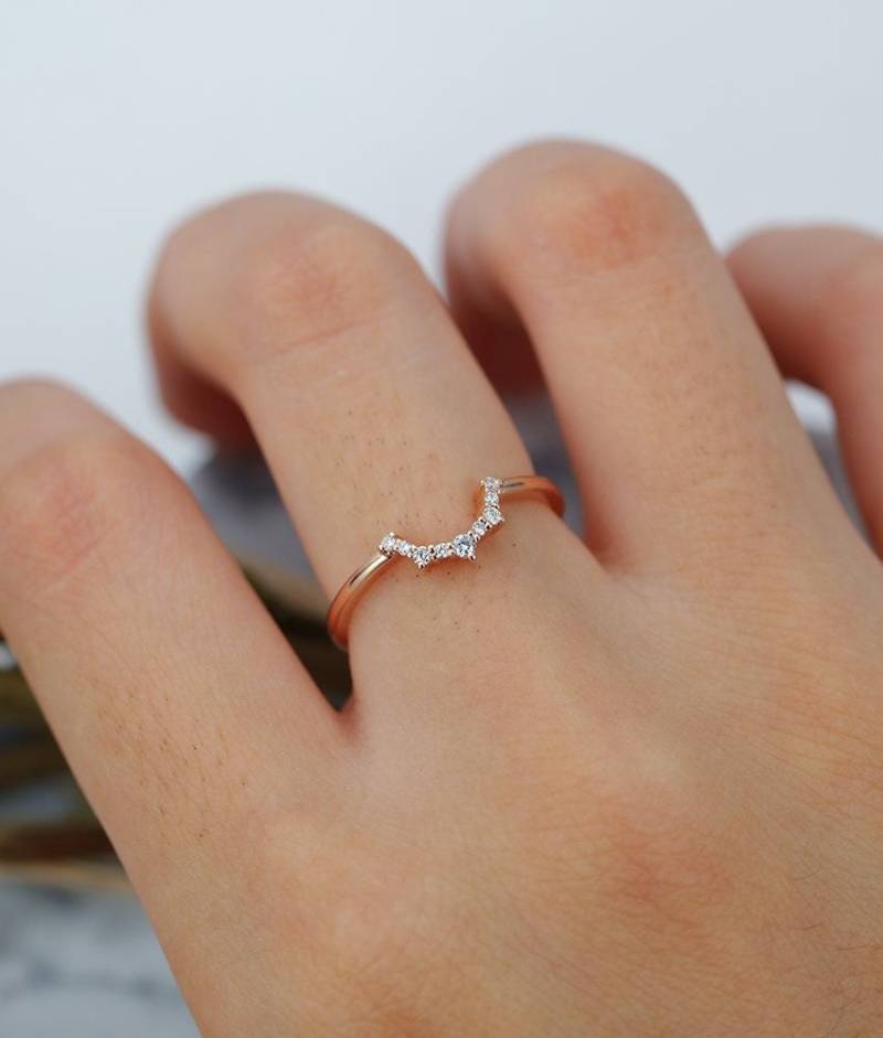 Vintage Diamant Geschwungener Ehering Einzigartiges Roségold Stapelbänder Art-Deco-Chevron Passendes Band Antiker Jahrestag Versprechen Ring von Belloring