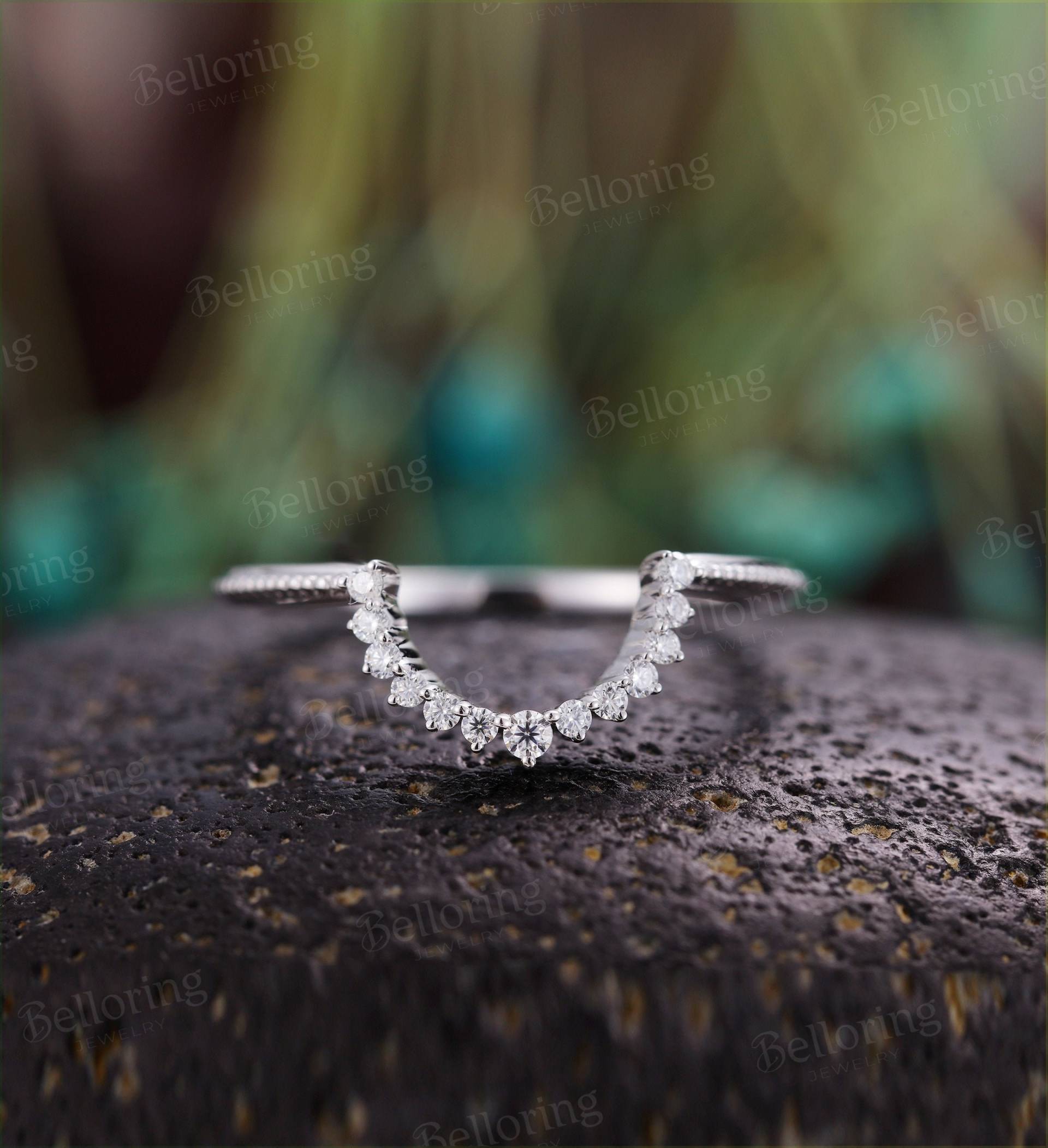 Vintage Ehering Geschwungener Diamant Massiv 14K Gelbgold Chevron Ring Art Deco Moissanit Passende Ringe Unikat Jubiläum Stapelring von Belloring