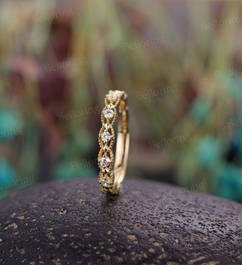 Vintage Moissanit Diamant Ehering - Antiker Gelbgold Halbe Ewigkeit Milgrain Versprechen Ring von Belloring