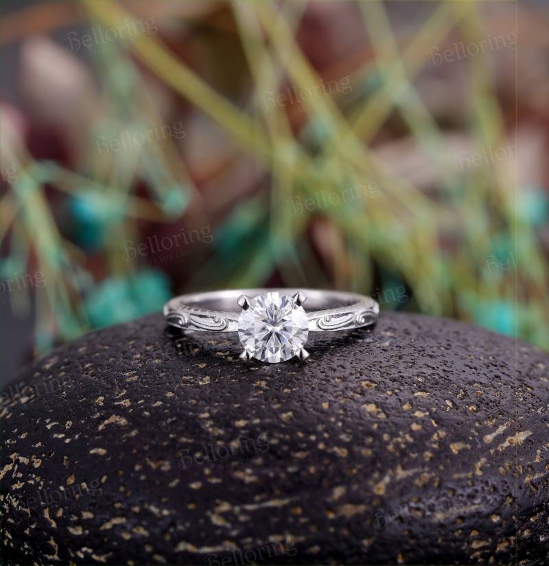 Vintage Moissanit Verlobungsring Weißgold Art Deco Solitär Ringe Unikat Graviert Ehering Versprechen Jahrestag Handgefertigter Ring von Belloring