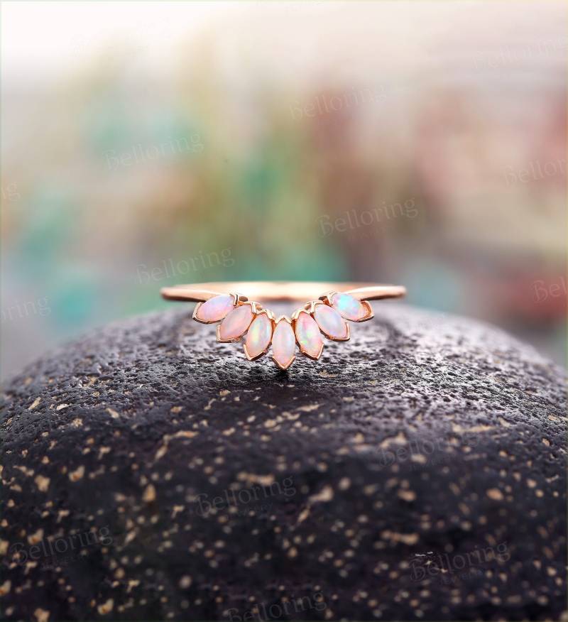 Vintage Opal Ehering 14K Roségold Marquise Chevron Passende Band Einzigartige Antike Geburtsstein Stapelung Jubiläumsring von Belloring