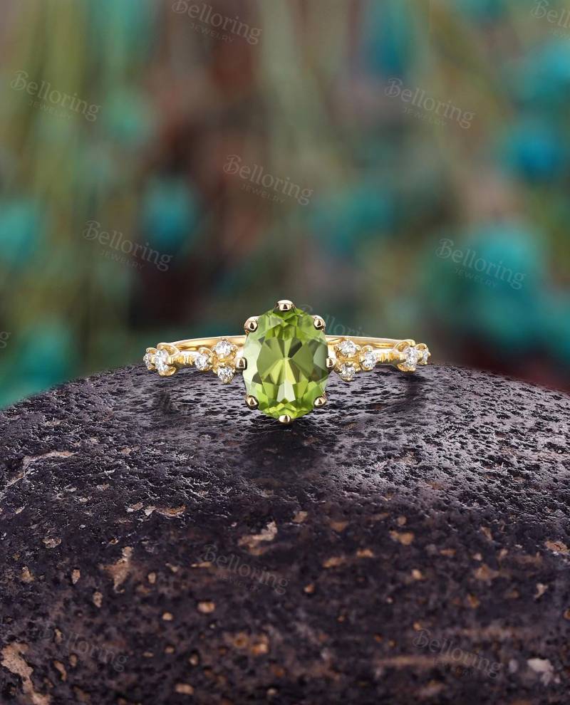 Vintage Oval Peridot Verlobungsring in Roségold - Moissanit Streusteine Akzent Ehering | Milgrain Promise Ring Für Frauen von Belloring