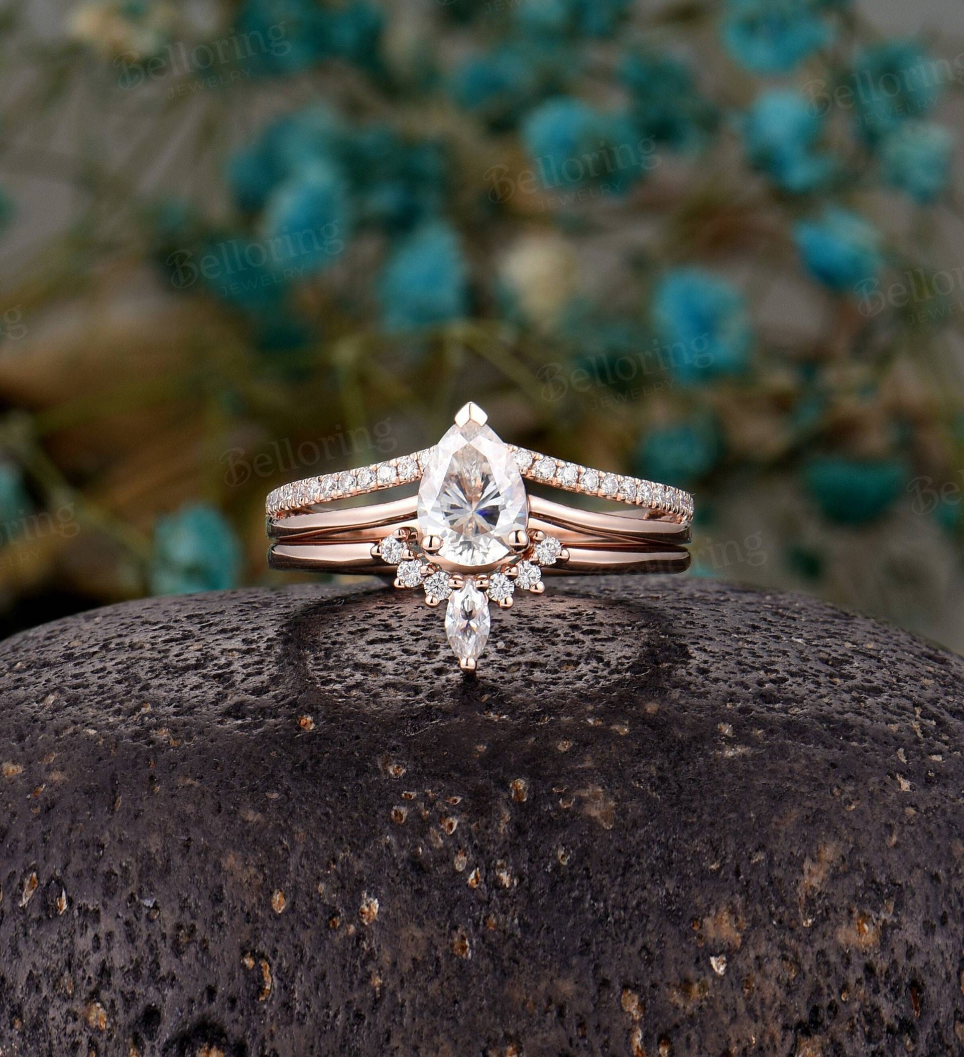 Vintage Tropfenförmige Moissanite Verlobungsring Set Roségold Art-Deco-Diamantringe Einzigartiges Gebogenes Stapelring Versprechen Braut-Set Vintage Tropfenförmige Moissanite Verlobungsring Set Roségold Art-Deco-Diamantringe Einzigartiges Gebogenes Stapelring Versprechen Braut-Set von Belloring