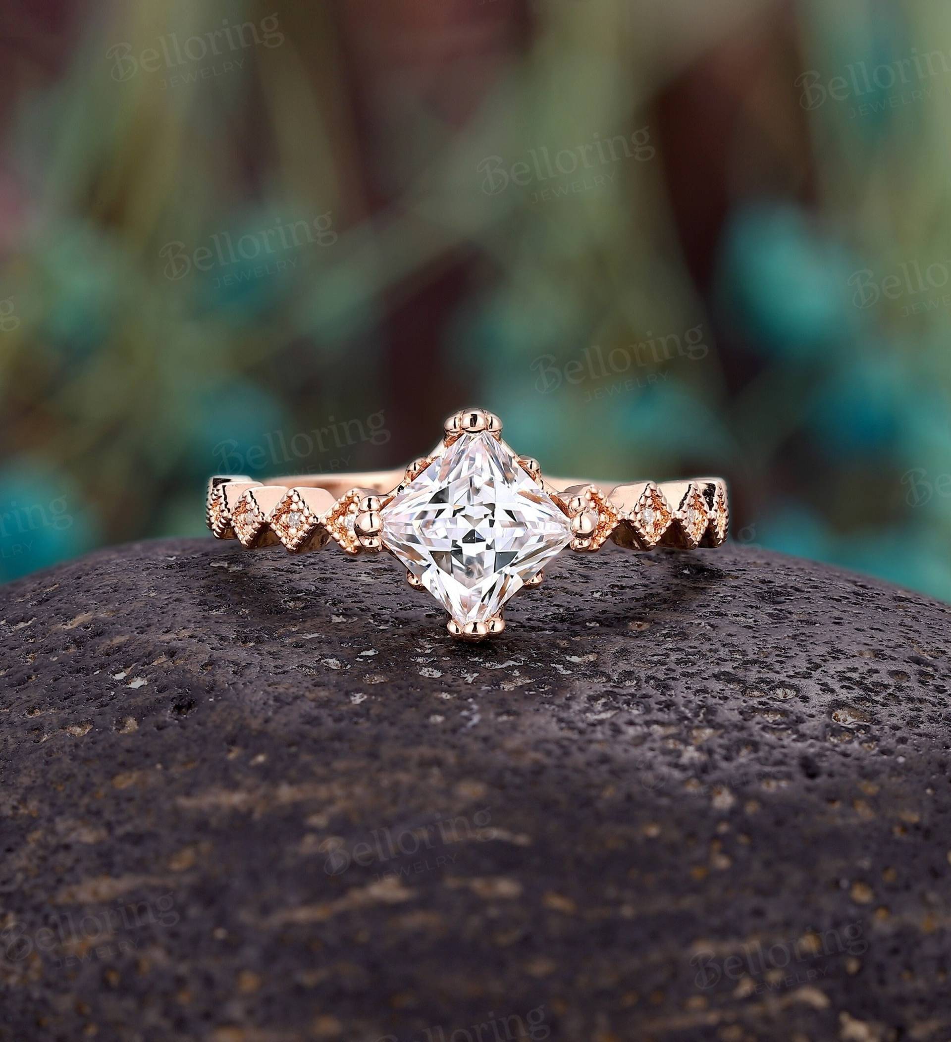 Vintage Princess Schliff Moissanite Verlobungsring Rose Gold Milgrain Ring Naturdiamant Art Deco Jubiläumsring Unikat Versprechen von Belloring