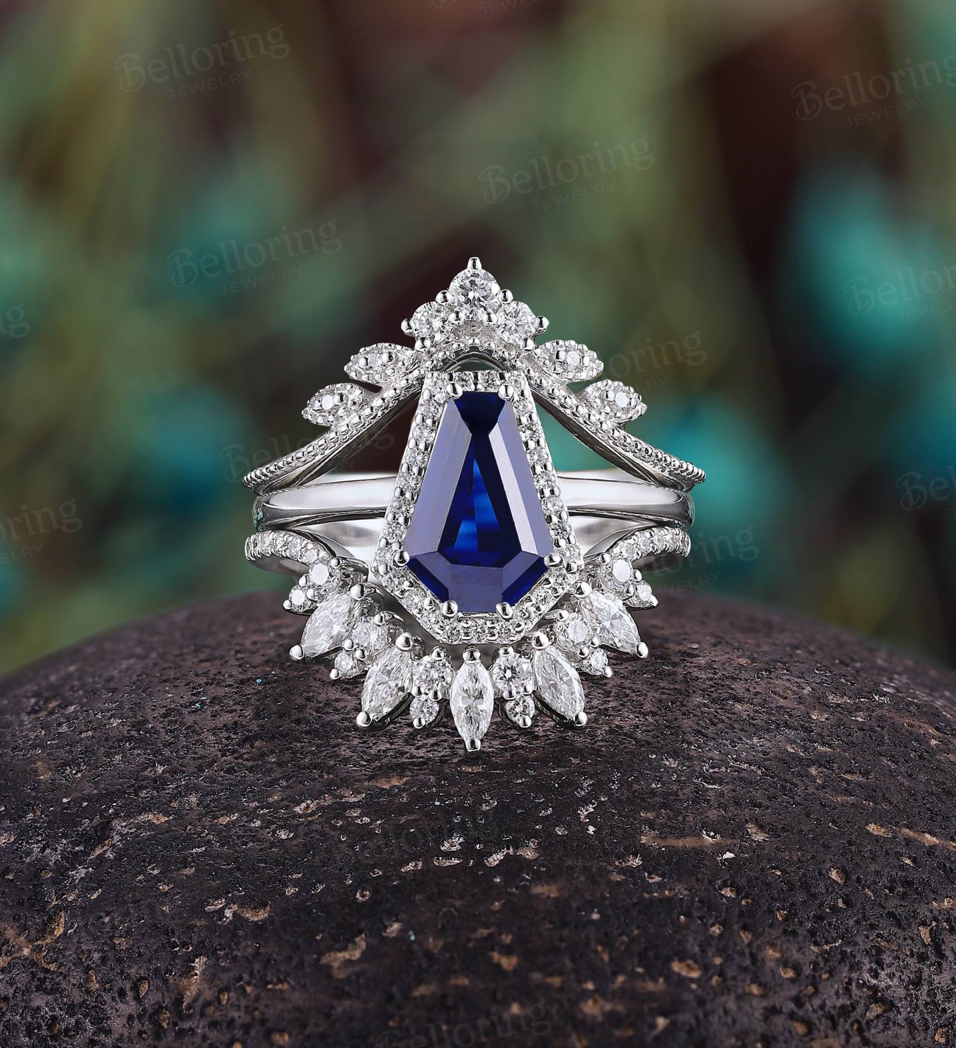 Vintage Sarg Saphir Verlobungsring Set Moissanit Diamant Halo Ring Art Deco Gewölbt Ehering Weiß Gold Versprechen von Belloring