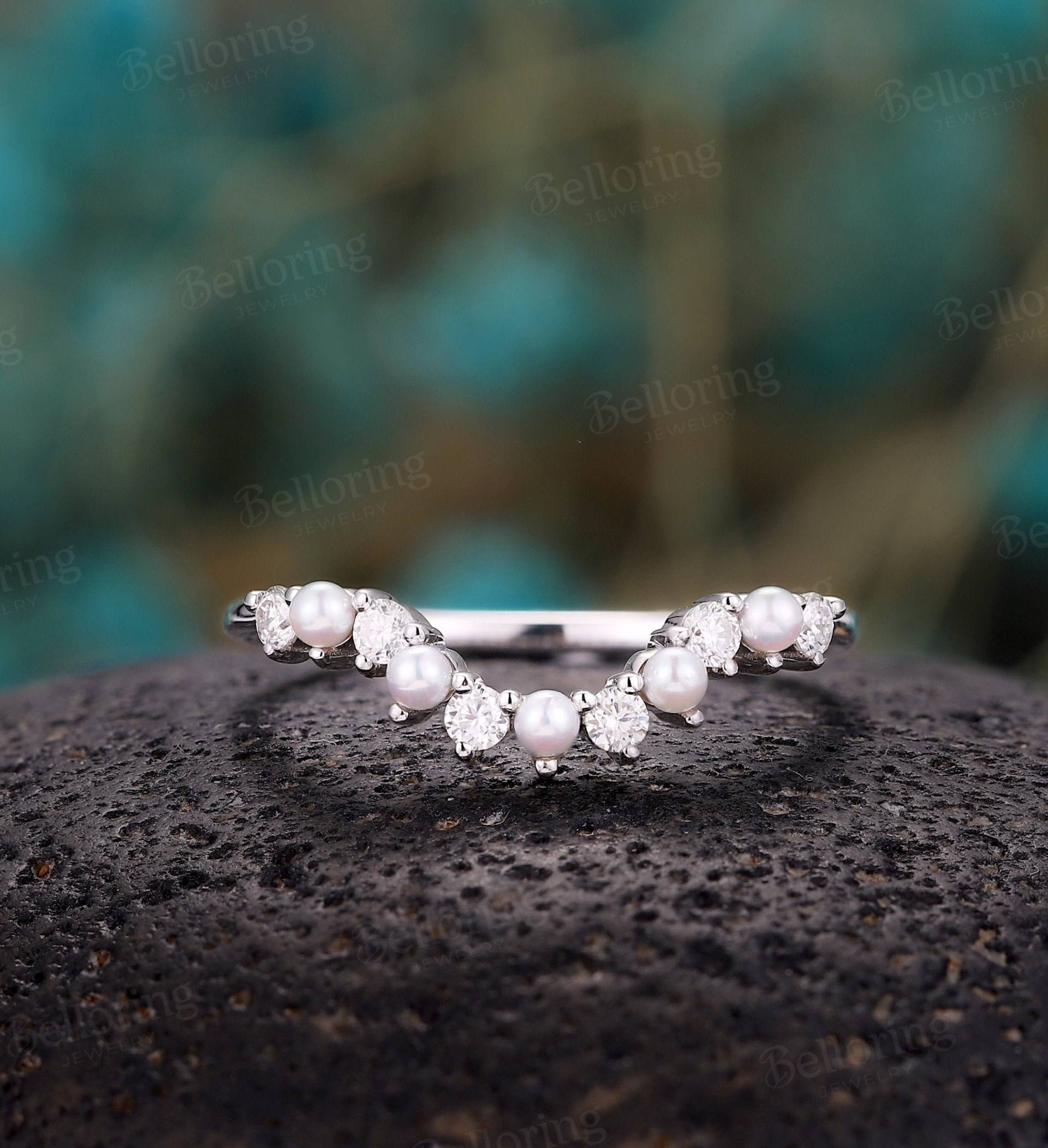 Vintage Weiße Perle Ehering Art Deco Moissanit Diamant Stapelring Einzigartige Handgefertigte Passende Ring Versprechen Jahrestag von Belloring