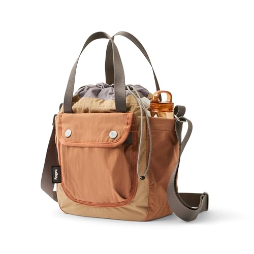 Bellroy Cinch Bucket Bag (kompakte, leichte 9-Liter-Umhängetasche mit externer Organisation, innerer Reißverschlusstasche, verstellbarem Schulterriemen und drei Tragemöglichkeiten) - SandDune von Bellroy