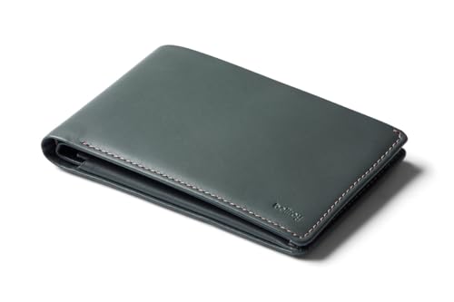 Bellroy Travel Wallet – Reisebrieftasche (Reisepass, Bordkarten, Scheine, Karten und Stift) - Everglade von Bellroy