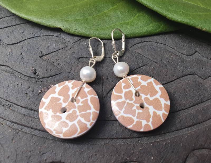 Animal Print Holz - Süßwasser Perlen Silber Ohrringe Giraffen Look Knopf Schmuckanimal Kollektion von BellsGioielli