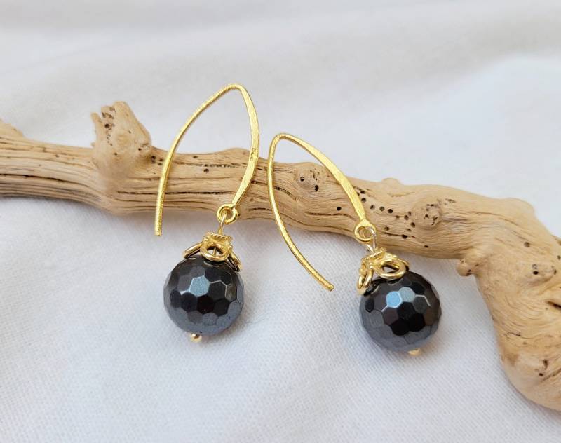Goldene Ohrringe Hämatit Ornamentik Element Große Ohrhaken Vergoldetes 925Er Silber Heilstein Schutzstein von BellsGioielli