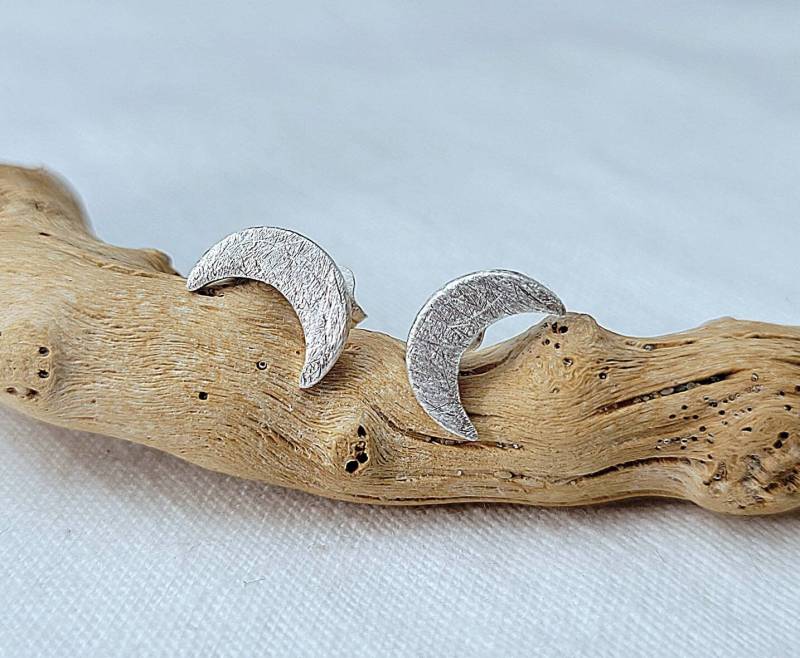 Handgefertigte Mond Sichel Ohrringe Aus Gebürstetem 925Er Silber, Halbmond Ohrstecker, Geschenk Für Die Freundin Oder Mutter von BellsGioielli