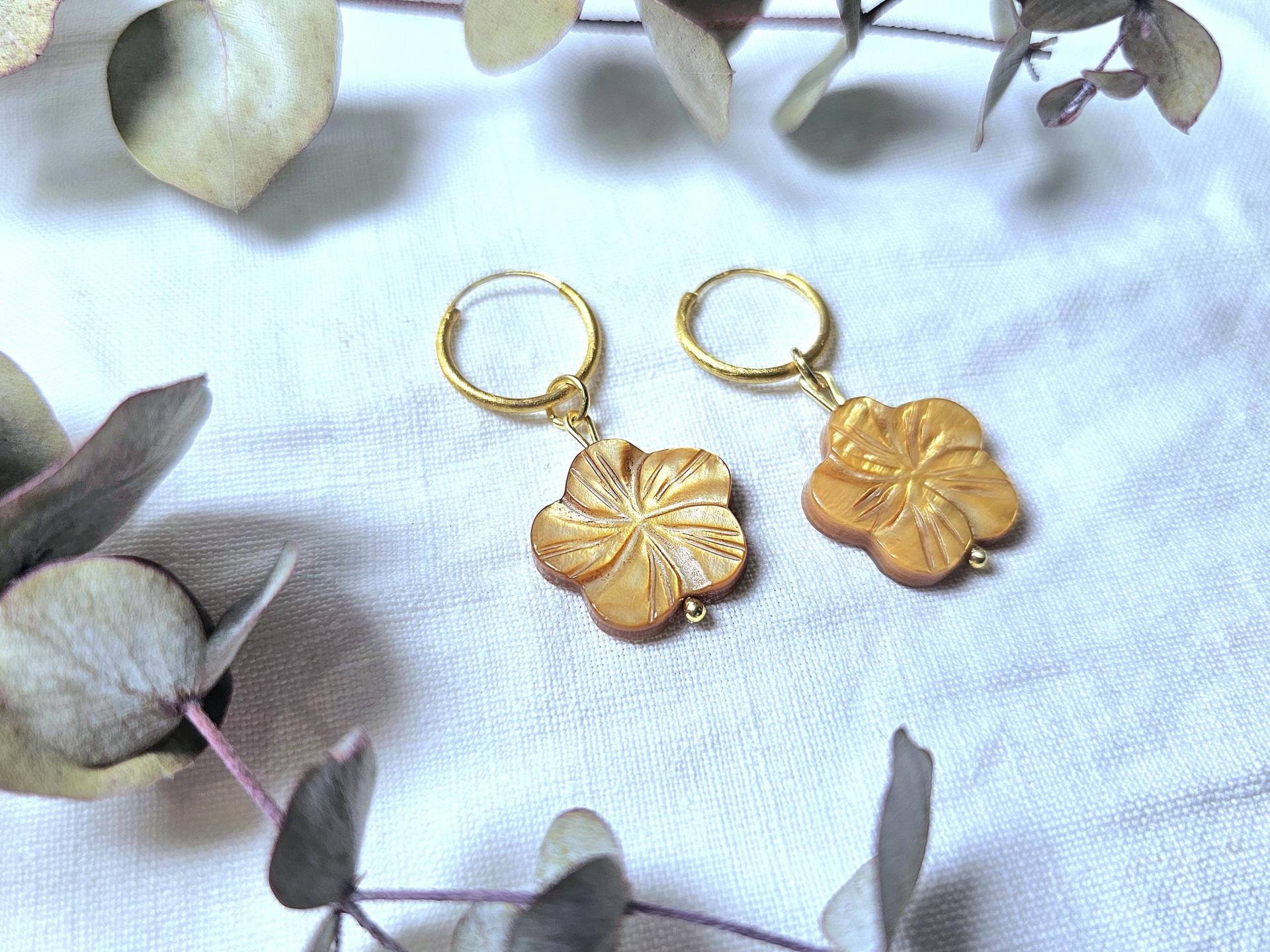 Kleine Vergoldete Creolen Mit Perlmutt Blüten Anhänger, Geschenk Für Sie, Weihnachtsgeschenk, Vergoldete Silber Anhänger von BellsGioielli