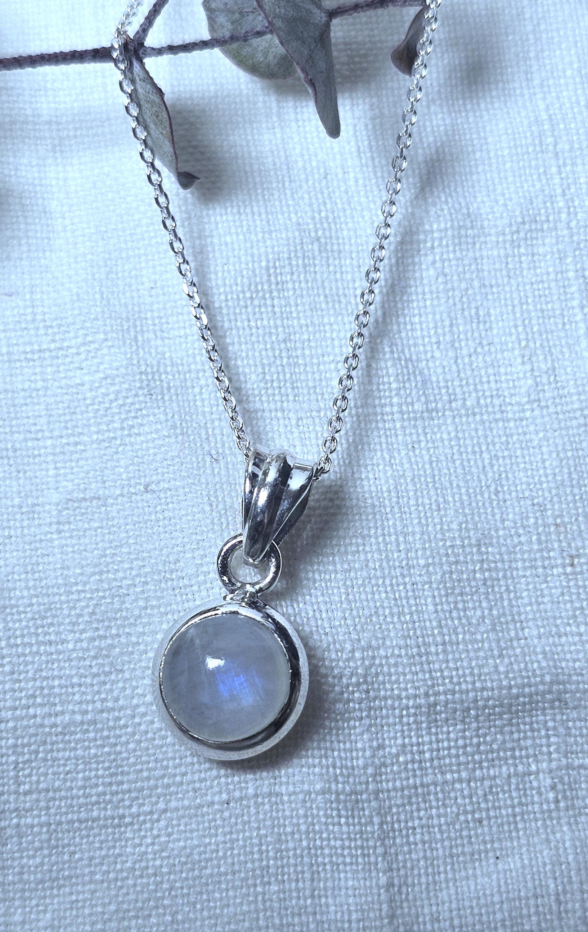 Zarte Mondstein Kette, Silber Schlangenkette, Anhänger, 925Er Silber, Geschenk, Schmuck, Heilstein, Schutzstein von BellsGioielli