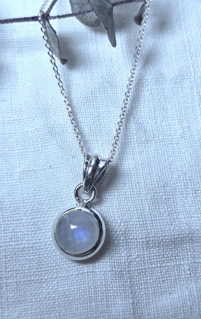Zarte Mondstein Kette, Silber Schlangenkette, Anhänger, 925Er Silber, Geschenk, Schmuck, Heilstein, Schutzstein von BellsGioielli