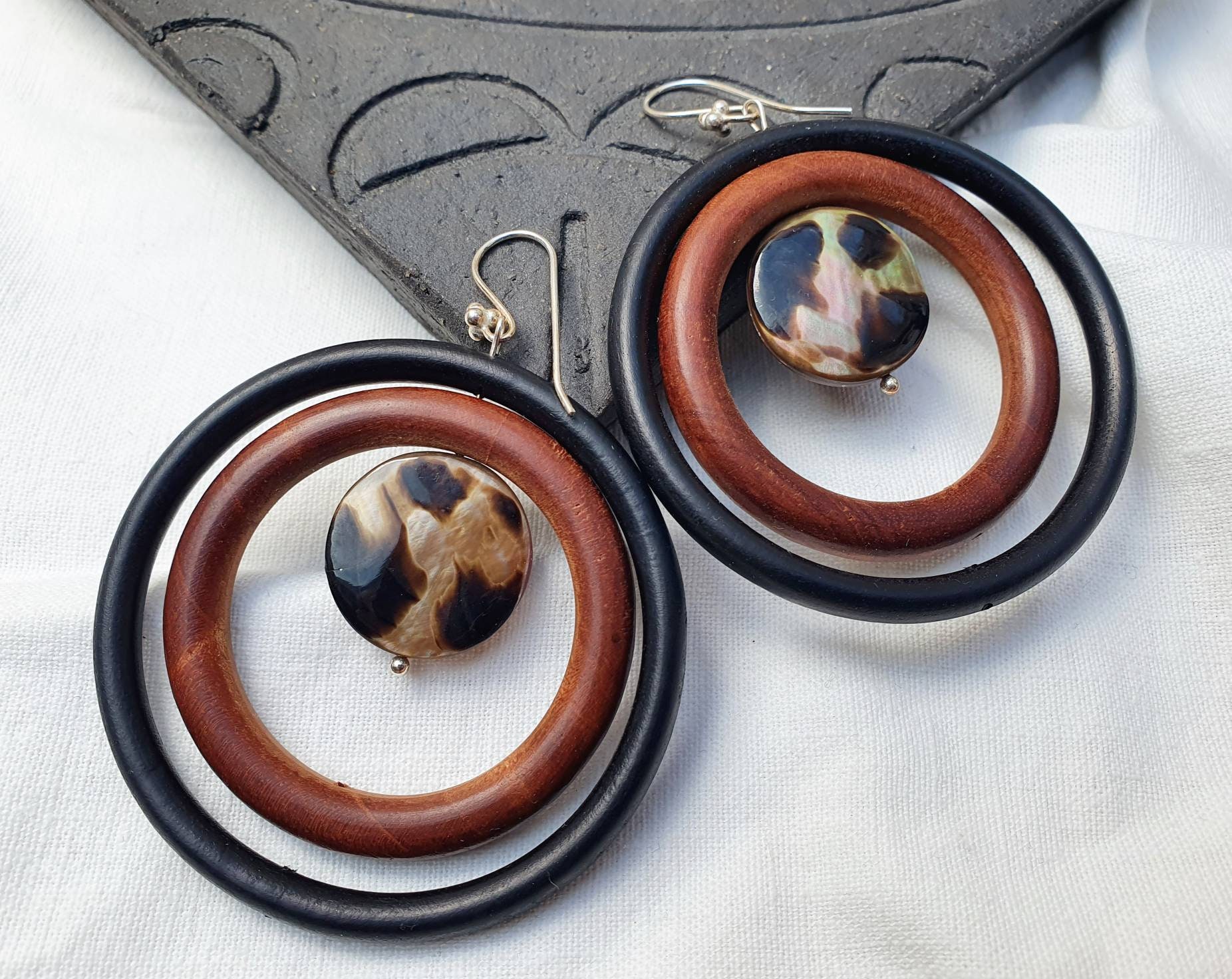 statement Ohrringeholz Perlmutt Silber Ohrringewood Earringsbewegliche Ohrringe925Er Silbernaturschmuck Leoprintboho statement Ohrringeholz Perlmutt Silber Ohrringewood Earringsbewegliche Ohrringe925Er Silbernaturschmuck Leoprintboho von BellsGioielli