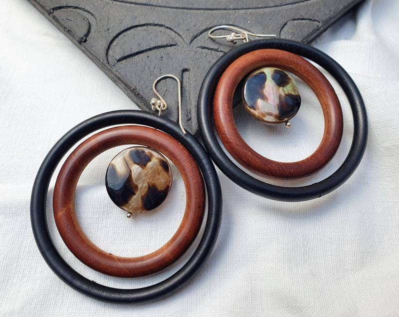 statement Ohrringeholz Perlmutt Silber Ohrringewood Earringsbewegliche Ohrringe925Er Silbernaturschmuck Leoprintboho statement Ohrringeholz Perlmutt Silber Ohrringewood Earringsbewegliche Ohrringe925Er Silbernaturschmuck Leoprintboho von BellsGioielli