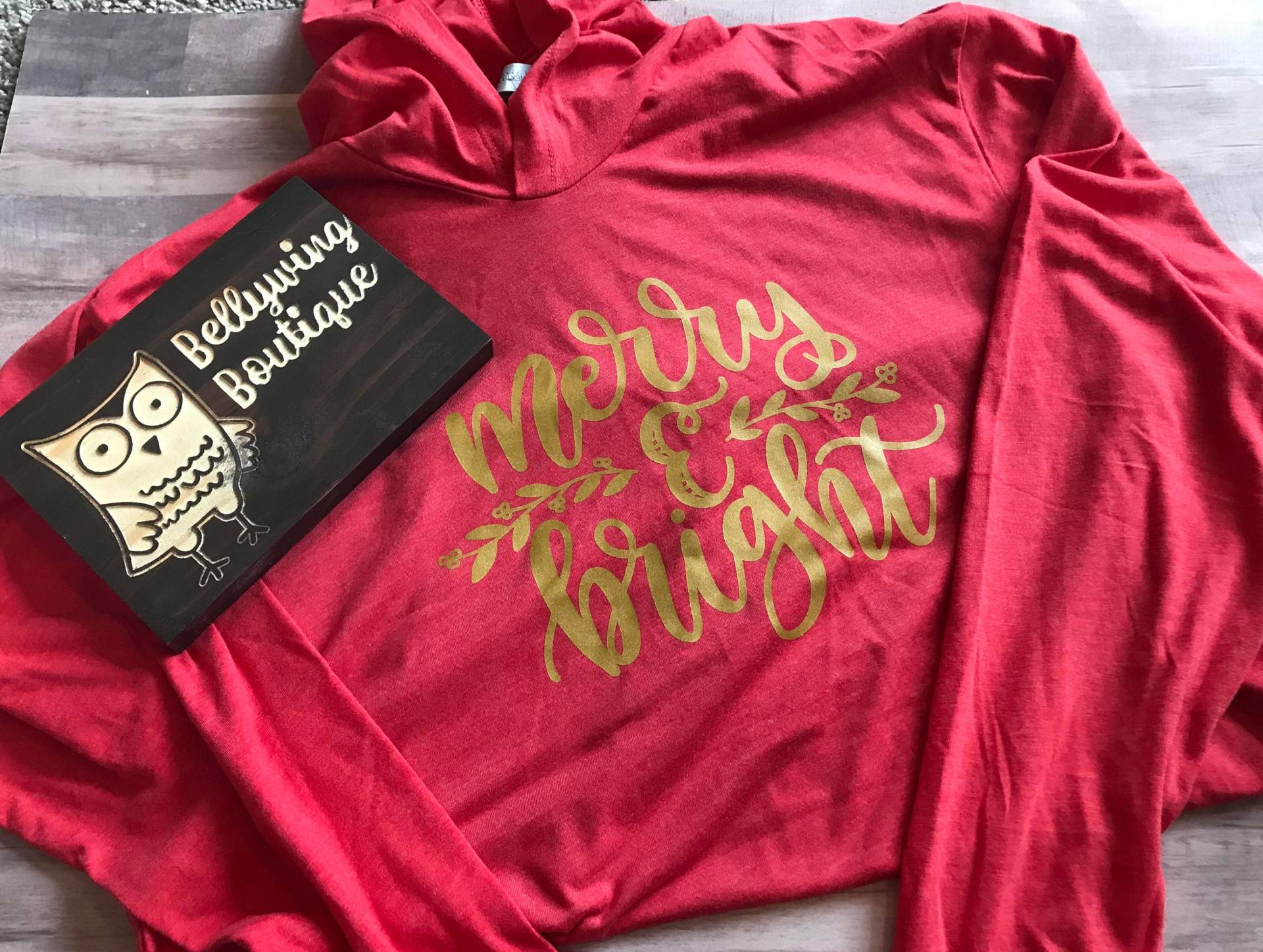 Fröhlich Und Hell Langarm T-Shirt Hoodie Weihnachten Shirt von BellywingBoutique