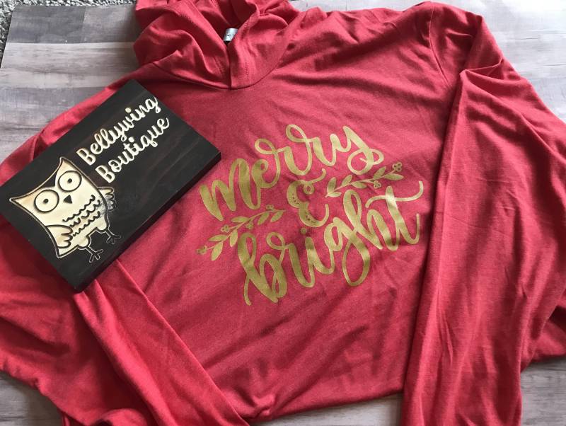 Fröhlich Und Hell Langarm T-Shirt Hoodie Weihnachten Shirt von BellywingBoutique