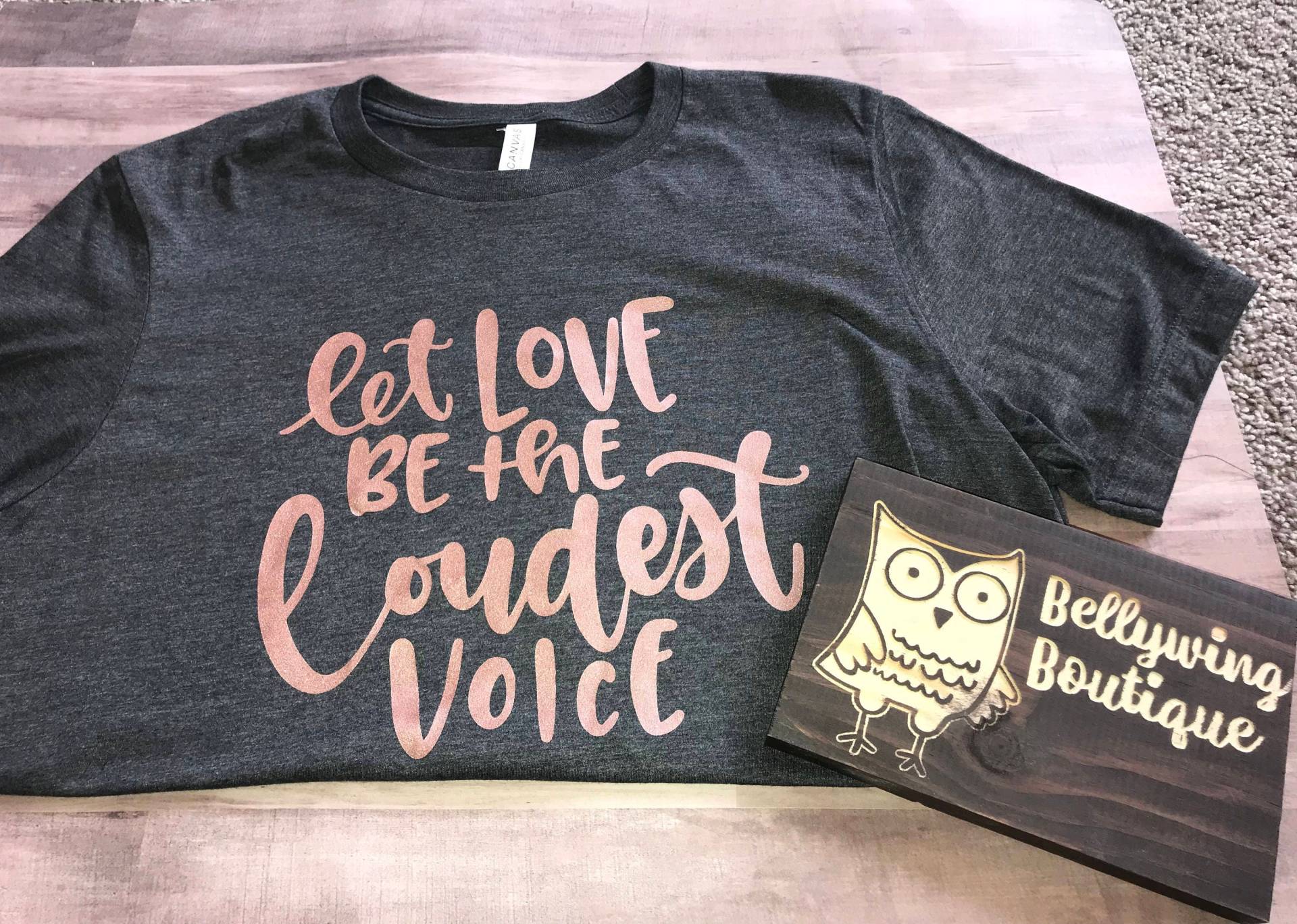 Hand Beschriftete Lassen Sie Liebe Werden Die Lautesten Stimme-Grafik-T-Shirt von BellywingBoutique