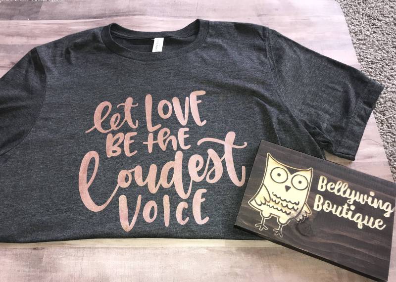 Hand Beschriftete Lassen Sie Liebe Werden Die Lautesten Stimme-Grafik-T-Shirt von BellywingBoutique