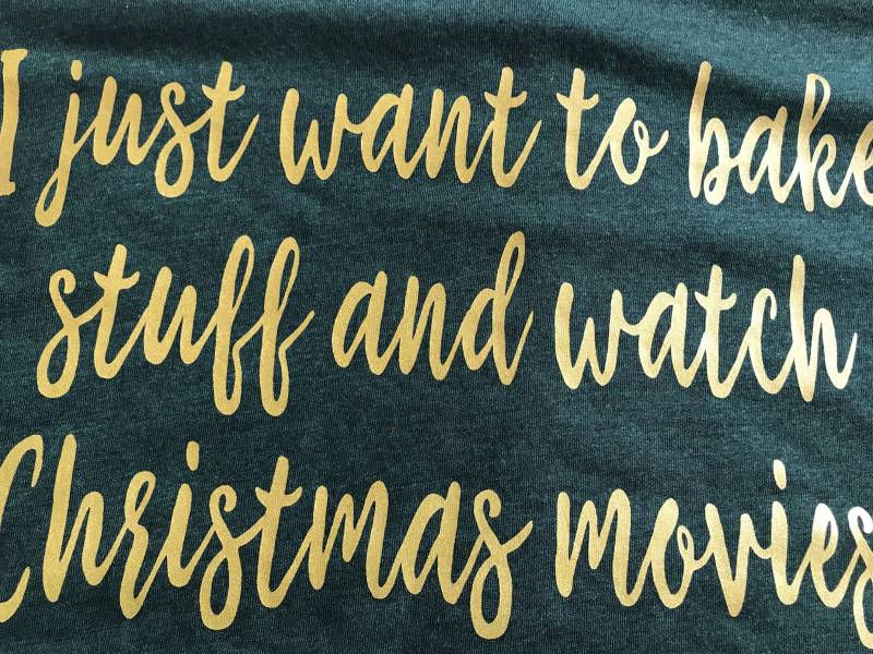 Ich Möchte Nur Sachen Zu Backen Und Uhr Weihnachts-Filme Smaragd Grün Triblend Tshirt von BellywingBoutique