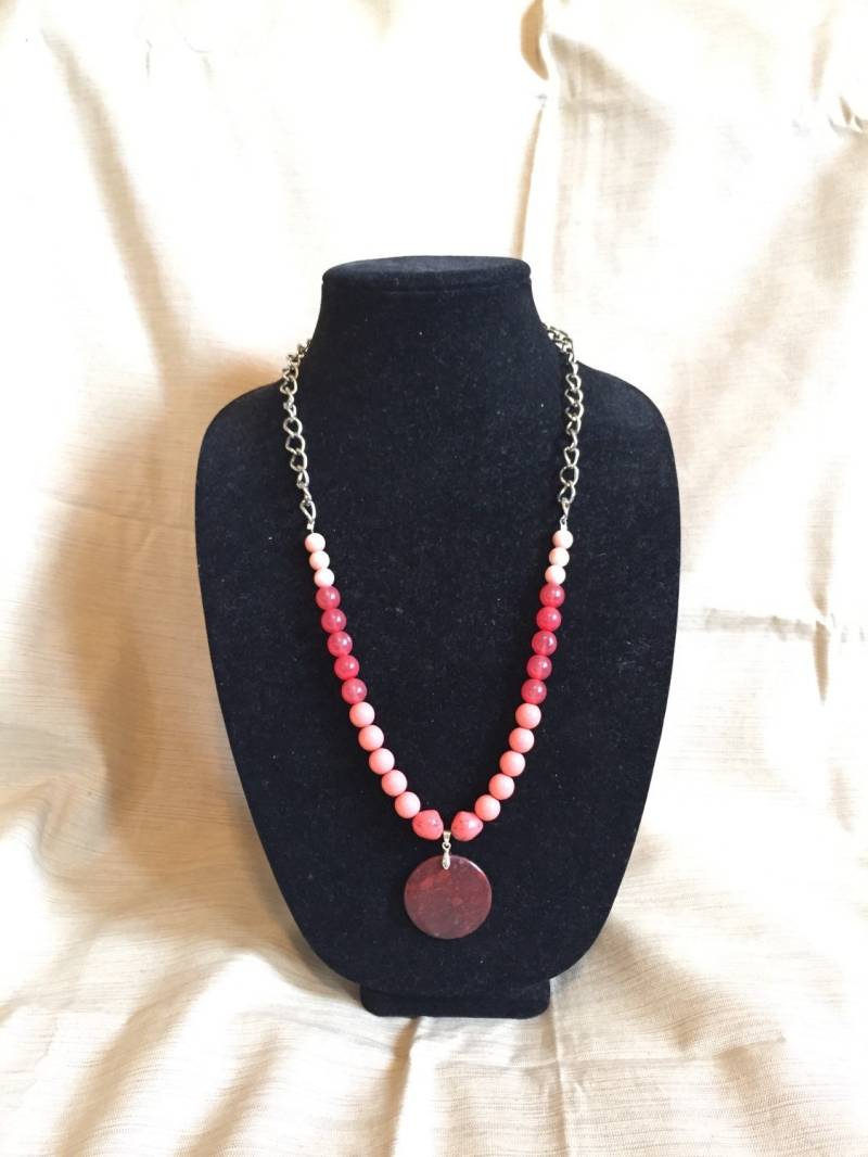 Durchfahrtshöhe Koralle, Rosa Und Orange Perlen 26 Zoll Silber Halskette Mit Runden Roten Stein Anhänger Durchfahrtshöhe Koralle, Rosa Und Orange Perlen 26 Zoll Silber Halskette Mit Runden Roten Stein Anhänger von BeloveD185