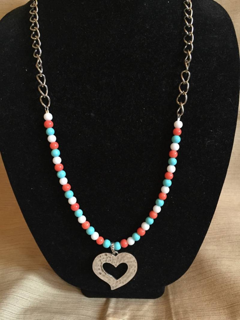 Rosa, Blauen Und Weißen Perlen 27 Zoll Silber Kette Mit Herz-Anhänger Rosa, Blauen Und Weißen Perlen 27 Zoll Silber Kette Mit Herz-Anhänger von BeloveD185