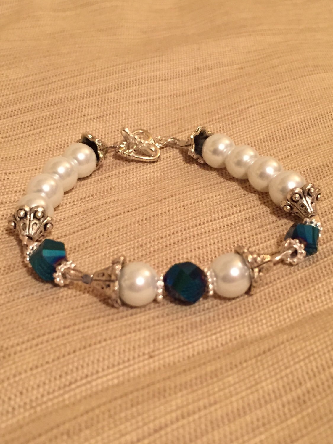 Saphir Und Perle Perlen Armband Mit Silbernen Akzenten Herz-Verschluss von BeloveD185