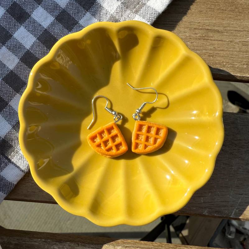 Resin Waffel Ohrringe Handgemachte Fun Food Schmuckstücke von BelovedBeadsCraftsDE