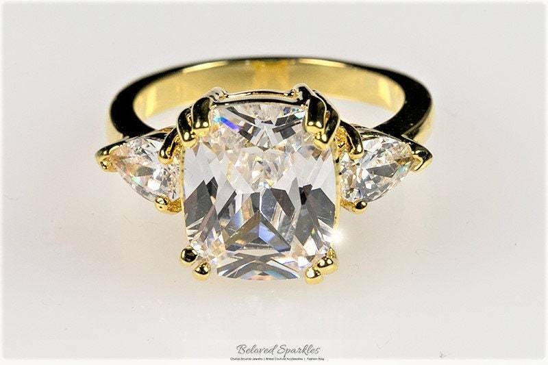 Aurora 6Ct Radiant Cubic Zirconia Three Stone 7.5Ct 18K Gold Engagement Ring-Radiant Cut Cz Diamond Goltone Bridal Wedding Anniversary Ring von BelovedSparkles