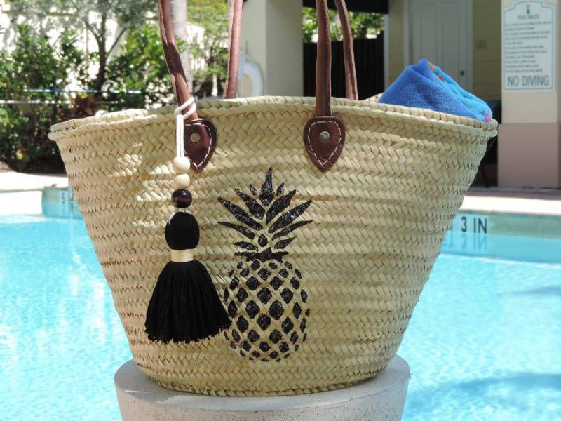 Handbemalte Ananas Stroh Strandtasche Mit Ledergriffen von BelowHouston
