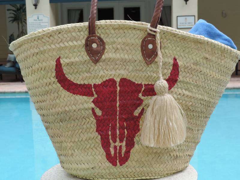 Handgewebter Kuhschädel Strohbeutel Magenta Bemalte Strandtasche von BelowHouston