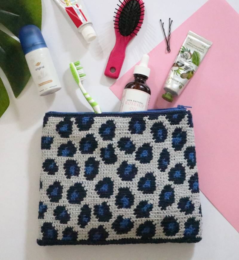 strick-Reißverschluss-Make-Up-Tasche. Make-Up-Tasche. Kosmetiktasche. Toilettentasche. Allzwecktasche. Tier Druck Hand Gestrickte Kupplung. Schöne strick-Reißverschluss-Make-Up-Tasche. Make-Up-Tasche. Kosmetiktasche. Toilettentasche. Allzwecktasche. Tier Druck Hand Gestrickte Kupplung. Schöne von BeltranHandmade