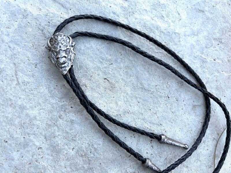 Buffalo Bolo Tie Western Cowboy Lederkrawatte Buffalo Bolo Tie Western Cowboy Lederkrawatte von BeltsBucklesBolos
