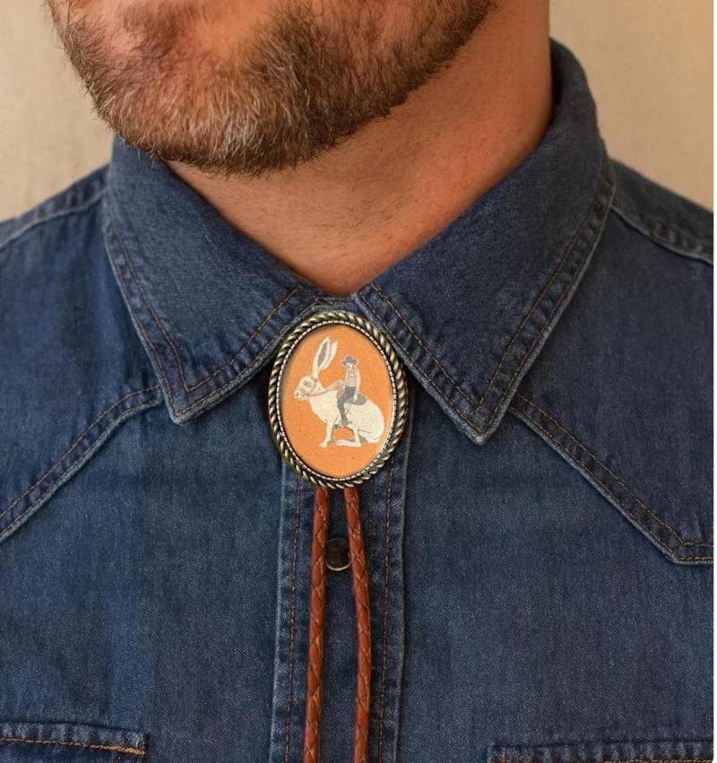 Cowboy Reiten Jackrabbit Bolo Tie Handgefertigte Leder Western Krawatte von BeltsBucklesBolos