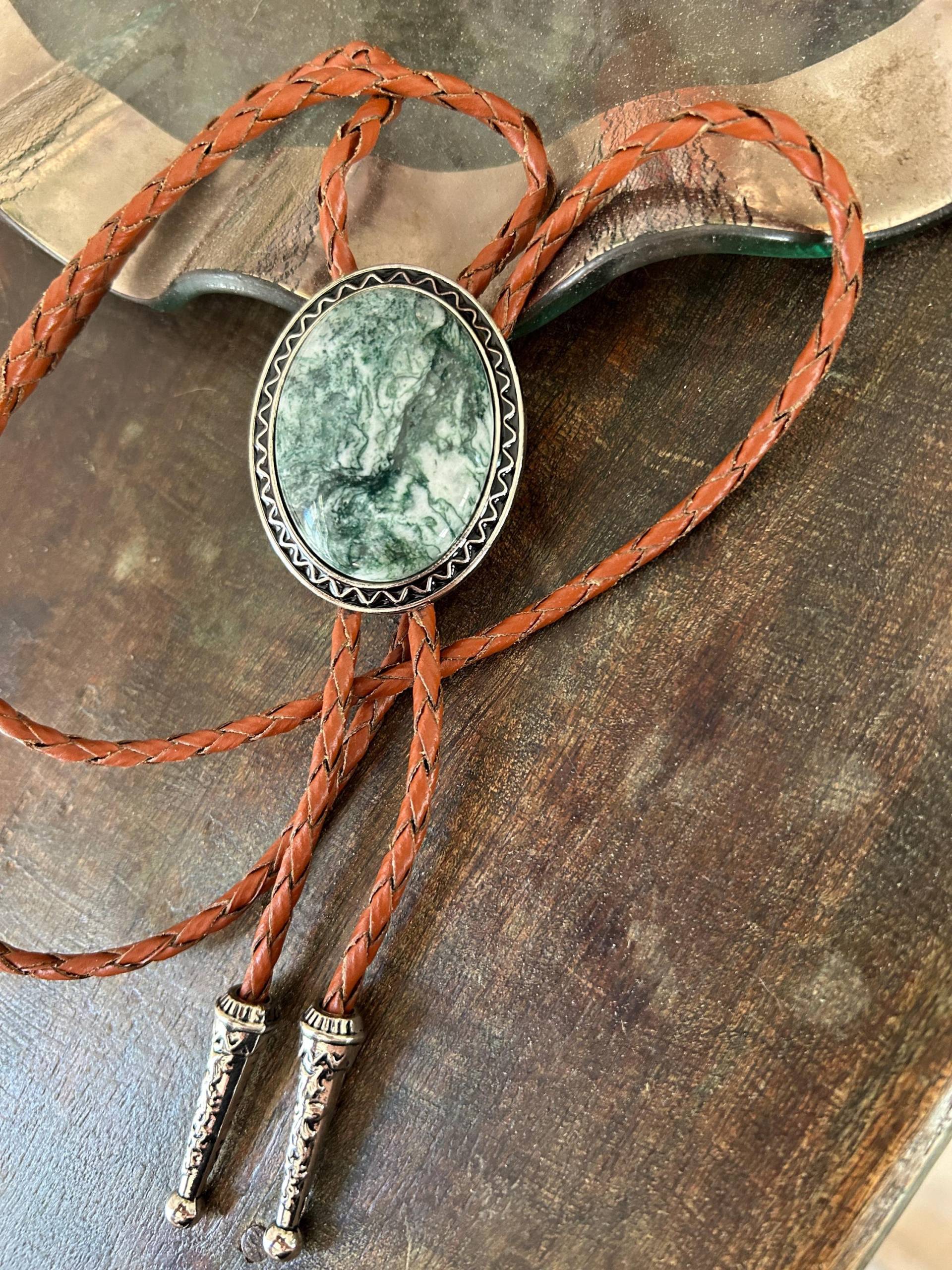 Salbei-Grüne Stein-Bolo-Krawatte Cowboy-Krawatte Aus Leder Im Southwestern-Stil Salbei-Grüne Stein-Bolo-Krawatte Cowboy-Krawatte Aus Leder Im Southwestern-Stil von BeltsBucklesBolos
