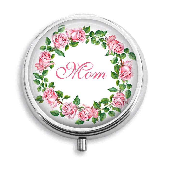Personalisierte Pille Box Rosa Rosen Kranz Mom Pill Fall Halter Behälter Trinket Pillbox Vitamin Medizin Mint Zinn von BelugaHomeStudio
