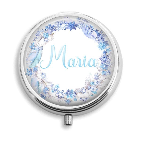 Personalisierte Pille Box Schneeflocke Kranz Halter Behälter Trinket Pillbox Vitamin Medizin Mint Zinn von BelugaHomeStudio